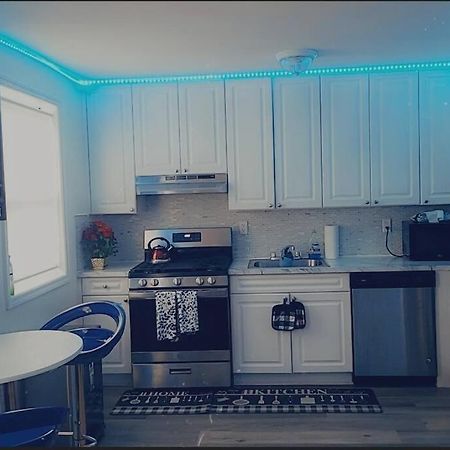 Townhouse Apartment In Oakland Gardens Нью-Йорк Экстерьер фото